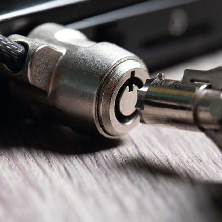 Cable de seguridad Klip Xtreme con llave para laptop Bolt I KSD-330 Ranura rectangular estandar Largo 15 m Color Negro
