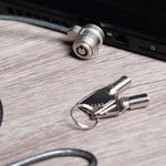 Cable de seguridad Klip Xtreme con llave para laptop Bolt I KSD-330 Ranura rectangular estandar Largo 15 m Color Negro
